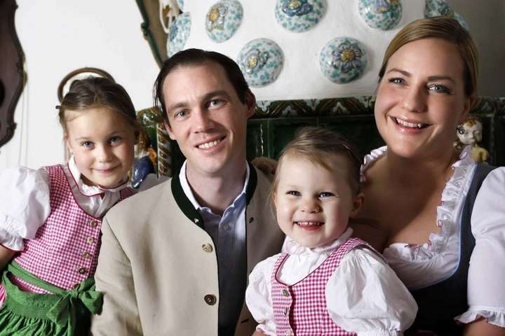 Sigrid und Maximilian Blumschein mit ihren Töchtern