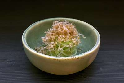 fermentierte Gurkenfäden mit Katsuobushi garniert.