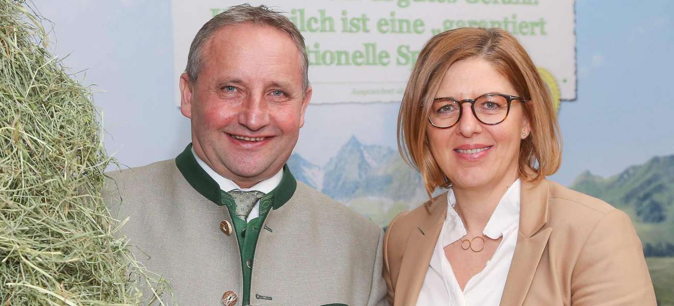 Karl Neuhofer, Obmann der ARGE Heumilch und Geschäftsführerin Christiane Mösl 