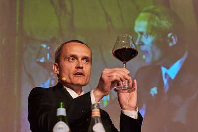 David Biraud analysiert einen blind servierten Rotwein.