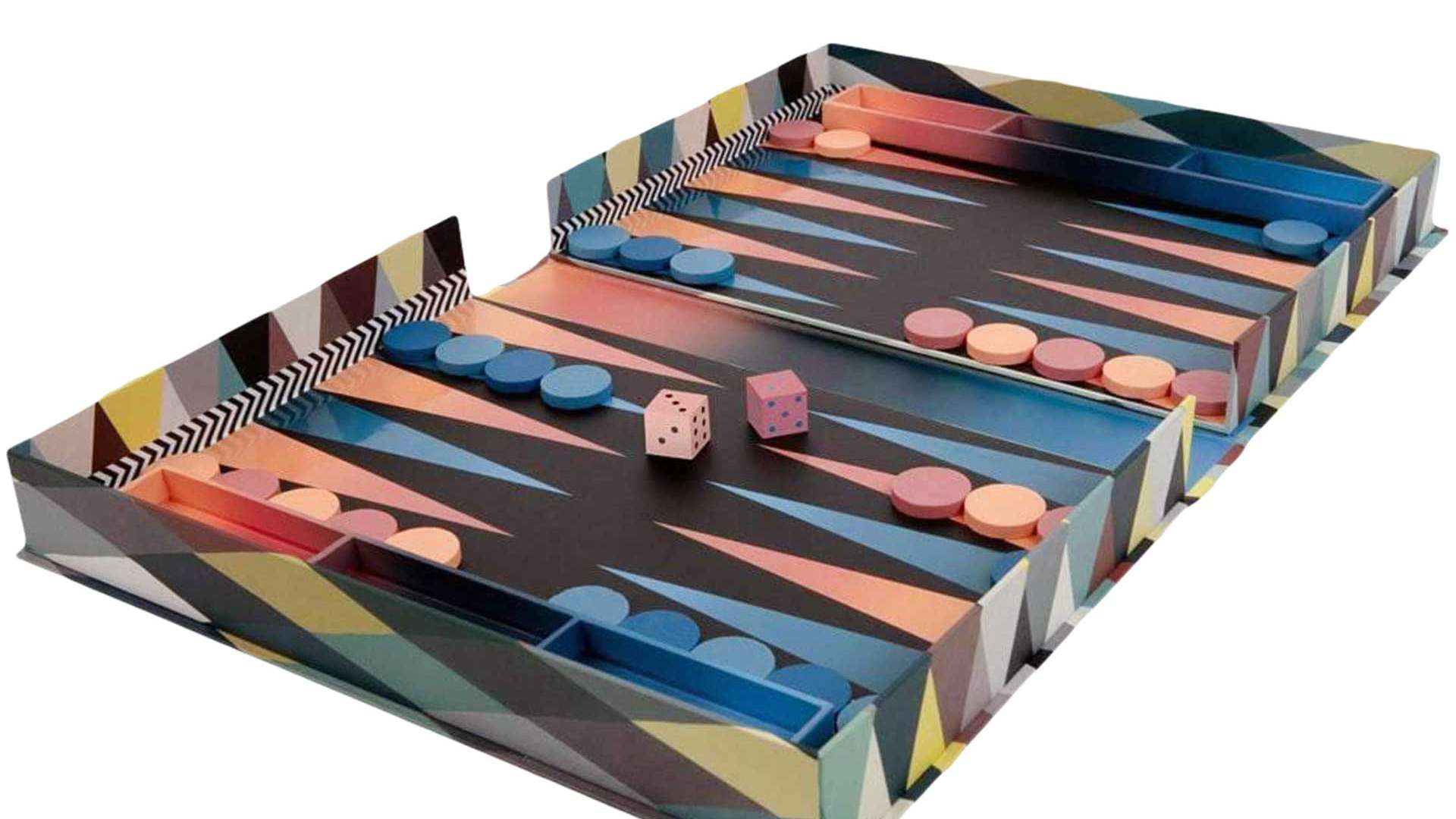 Ein altes Spiel, fashionable aufgerollt: Christian Lacroix’s Backgammon strahlt in Harlekin-Print-Optik und darf als Must-have für passionierte Spieler gesehen werden. christian-lacroix.com