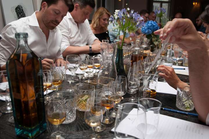 Die Gäste kreieren ihren eigenen Whisky unter der Leitung von Thomas Plaue.
