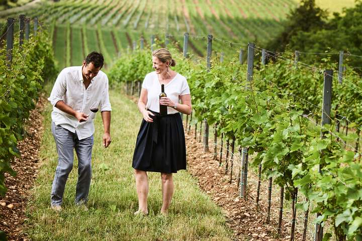 Philipp Grassl genießt mit seiner Frau Angelika gerne die Natur in den Göttlesbrunner Rieden. Und dazu den Rotwein, der dort so fein wächst.