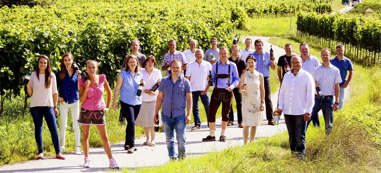 19 Weingüter aus der Region bieten ihre Weine auf einem Kilometer Strecke an.
