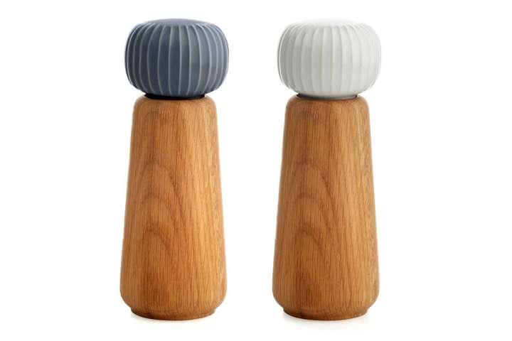 Pfeffer- und Salzmühlen pimpen jeden Tisch auf – vor allem, wenn sie so schön sind wie dieses Duo von Kähler Design. connox.at