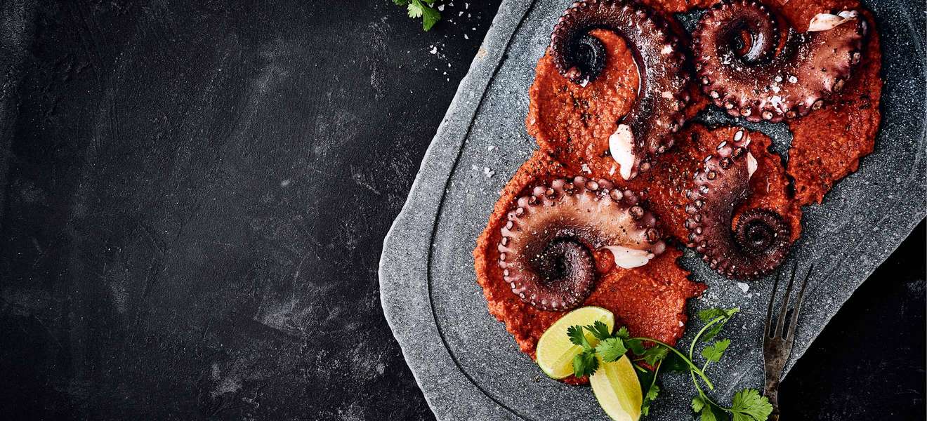 Gegrillter Oktopus mit scharfer Chili-Limetten-Romesco-Sauce