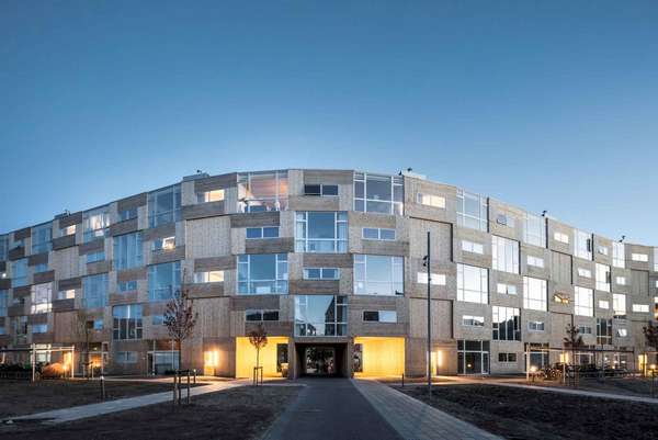 BIG entwarf die Dortheavej Residence in Kopenhagen:  66 Wohnungen, gearbeitet wurde mit vorgefertigten Modulen. Holz und Glas bestimmen die Optik.