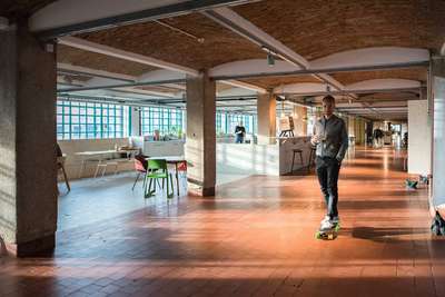 Wo einst Zigaretten gerollt wurden, rollen heute Skateboards: In der Linzer Tabakfabrik sind Start-ups und reichlich Kultur zu Hause. tabakfabrik-linz.at