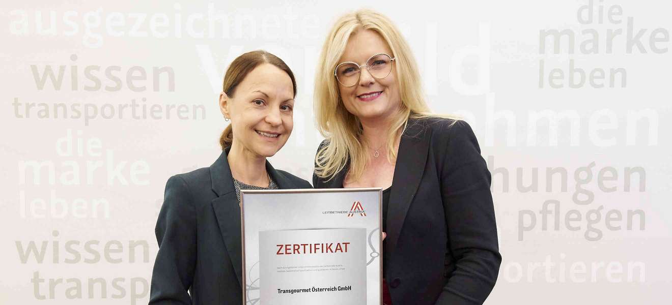 Bettina Fleiss, Bereichsleitung Marketing Transgourmet, erhielt das Zertifikat von der Geschäftsführerin der »Leitbetriebe Austria« Monica Rintersbacher.