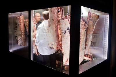 Restaurants wie das Wiener Steaklokal »Frank's« beziehen Fleisch von der »BOA Farm«, deren Kühe etwa zwei Jahre weiden.