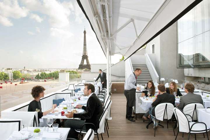 Eine der schönsten Terrassen der Stadt bietet das »Maison Blanche«. / Foto: beigestellt