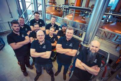 Wie passend! Der erste zehnjährige Whisky Finnlands wird vom zehnköpfigen Team von Teerenpeli, 1994 in Lahti gegründet, gebrannt.