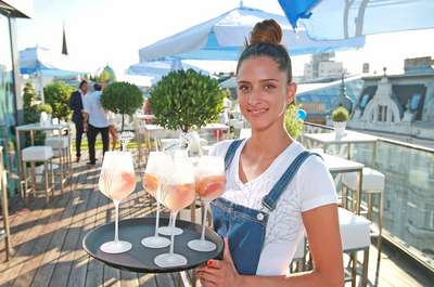 Aylin - die Siegerin der zweiten Staffel von Austria's Next Topmodel – präsentiert Drinks beim Sky Garden Opening.