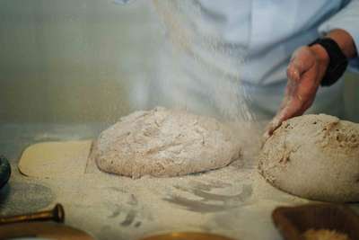 Die Zubereitung von reinen Sauerteigbroten wird in den konventionellen Bäckereien immer seltener.