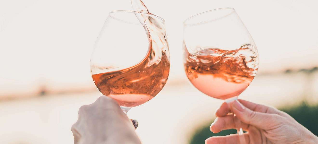 Roséwein Glas anstoßen