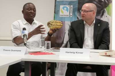 Ousmane hat vor den Augen der Pressevertreter eine Kakaopflanze halbiert.