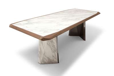 Roberto Lazzeroni designte für Giorgetti einen monumentalen Schreibtisch mit Marmorplatte.