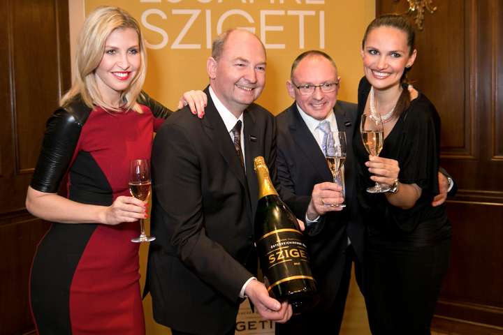 Cathy Zimmermann (links) und Ex-Miss-Austria Tanja Duhovich (rechts) gratulieren den beiden Jubilaren Norbert & Peter Szigeti.
