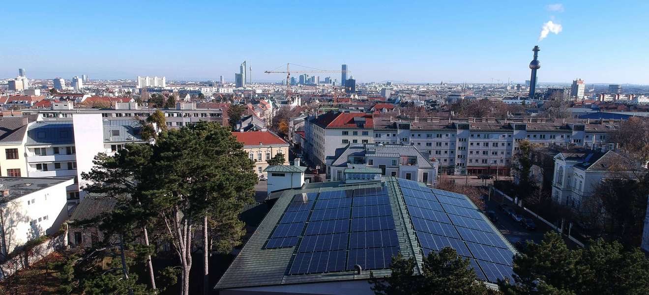 Die neue Solaranlage am Dach des KATTUS-Firmensitzes im 19. Wiener Gemeindebezirk
