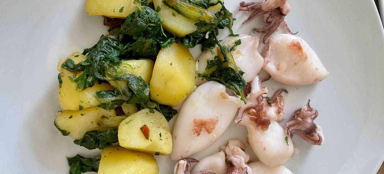 Kroatische Spezialität: Gegrillte Calamari mit gekochten Kartoffeln und Mangold