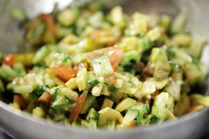 Salat-Wraps mit Forelle & Mais