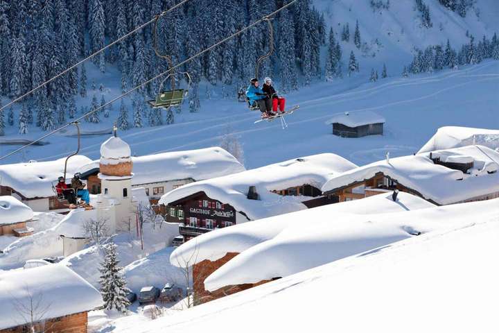 Das Ski-Gebiet Arlberg ist mit 305 Pistenkilometern und 88 Bahnen und Liften das größte Skigebiet Österreichs.