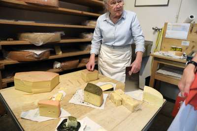 Maria Vögel ist eine Institution des Bregenzerwälder Käses. Ihr Käs­laden in Schwarzenberg hat Kultcharakter.