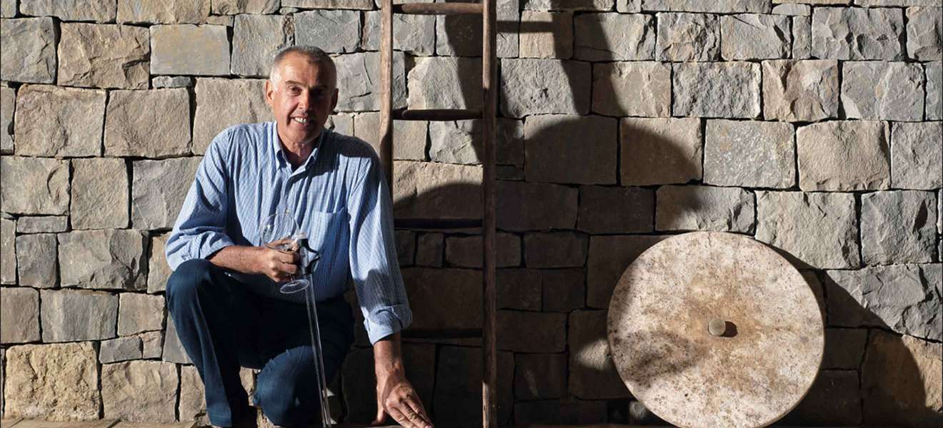 Seit nunmehr 15 Jahren baut der friulanische Winzer Joško Gravner seinen Wein in tönernen Amphoren aus, die direkt in der Erde vergraben sind.