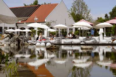 Das neue »Strandhaus« in Mörbisch wird vom Wiener Gastronomen Markus Artner betrieben. Das Küchenkonzept stammt  von Markus Höller vom Restaurant »Artner auf der Wieden«.
