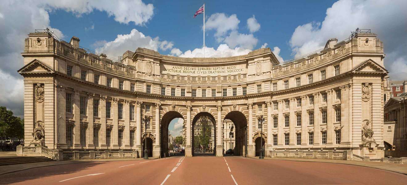 Ursprünglich errichtet für Königin Victoria, beherbergte die Admiralty Arch auch namhafte Persönlichkeiten wie Sir Winston Churchill und Autor Ian Flemings. 
