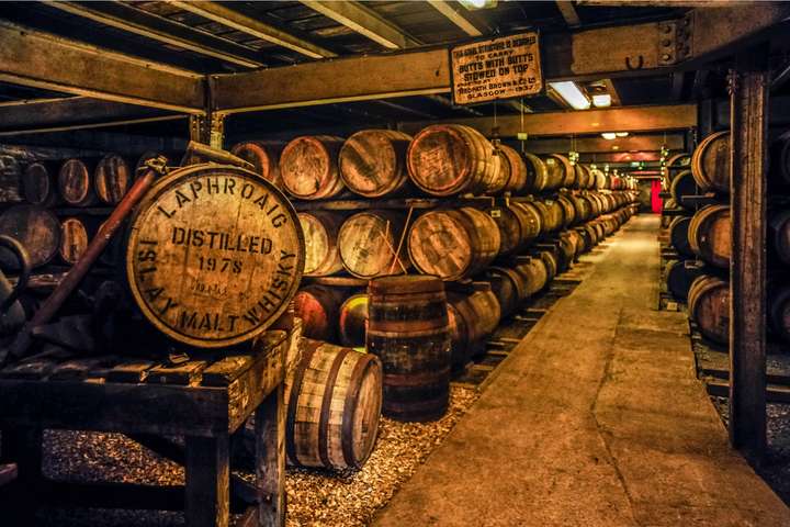 Whisky, der in der berühmten Laphroaig Distillery in Schottland in Fässern reift