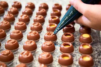 Süße Versuchung: In ihrem Schaubetrieb blickt man der Chocolatière Katrin Wöss bei der Arbeit über die Schulter oder kann selbst Schokolade herstellen.