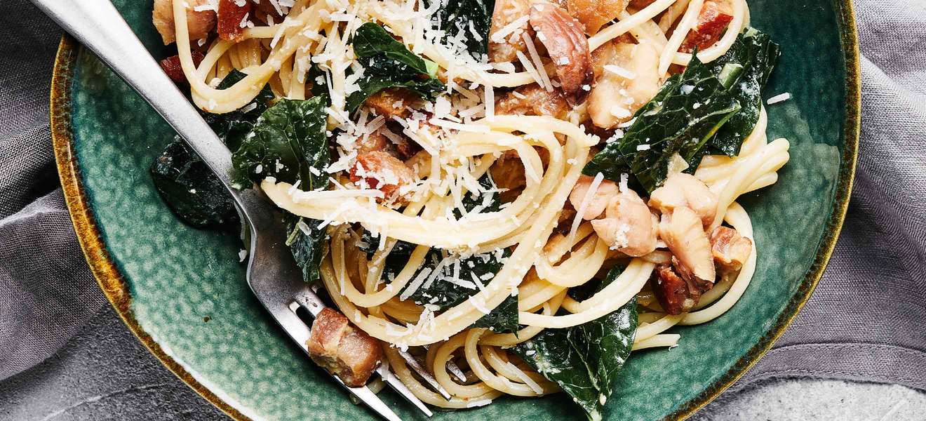 Spaghetti Carbonara mit Schwarzkohl und Maroni