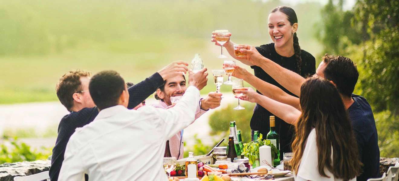 Der Sommer bietet viele Gelegenheiten, ein gutes Gläschen duftigen Weins mit seinen Freunden zu genießen.