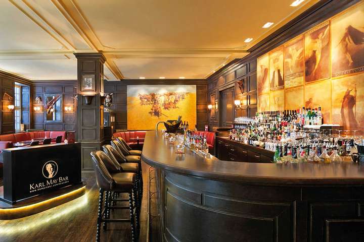 In der »Karl May Bar« gibt es gute Cocktails und eine große Whisky-Auswahl. / Foto: beigestellt