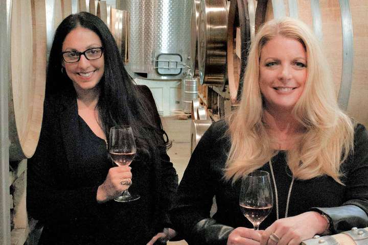 Cynthia Salarizadeh (links) brachte die Expertise zum Cannabis-Business bei »House of Saka« ein, Tracey Mason (rechts) die Erfahrung aus dem Weinmarketing.