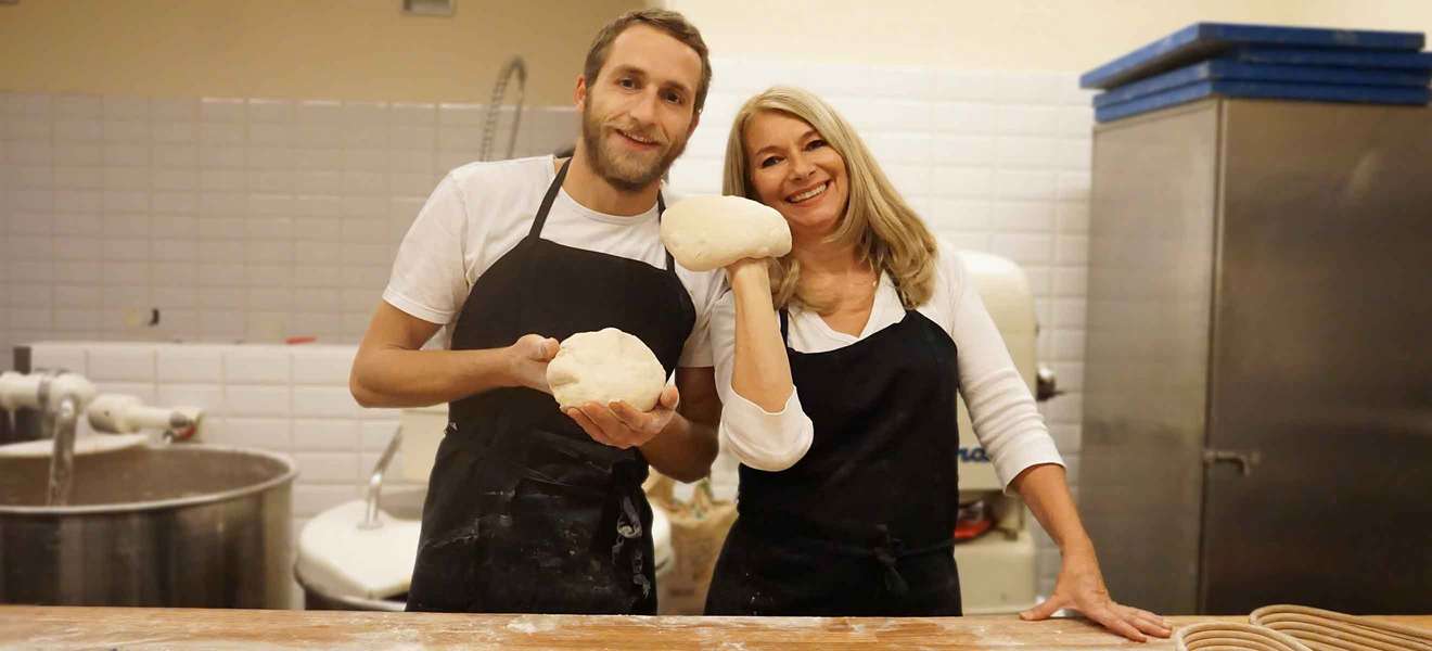 Barbara van Melle (r.) und Simon Wöckl (l.) eröffnen ihr Brotback-Atelier in der Heumühlgasse, im vierten Wiener Gemeindebezirk. 