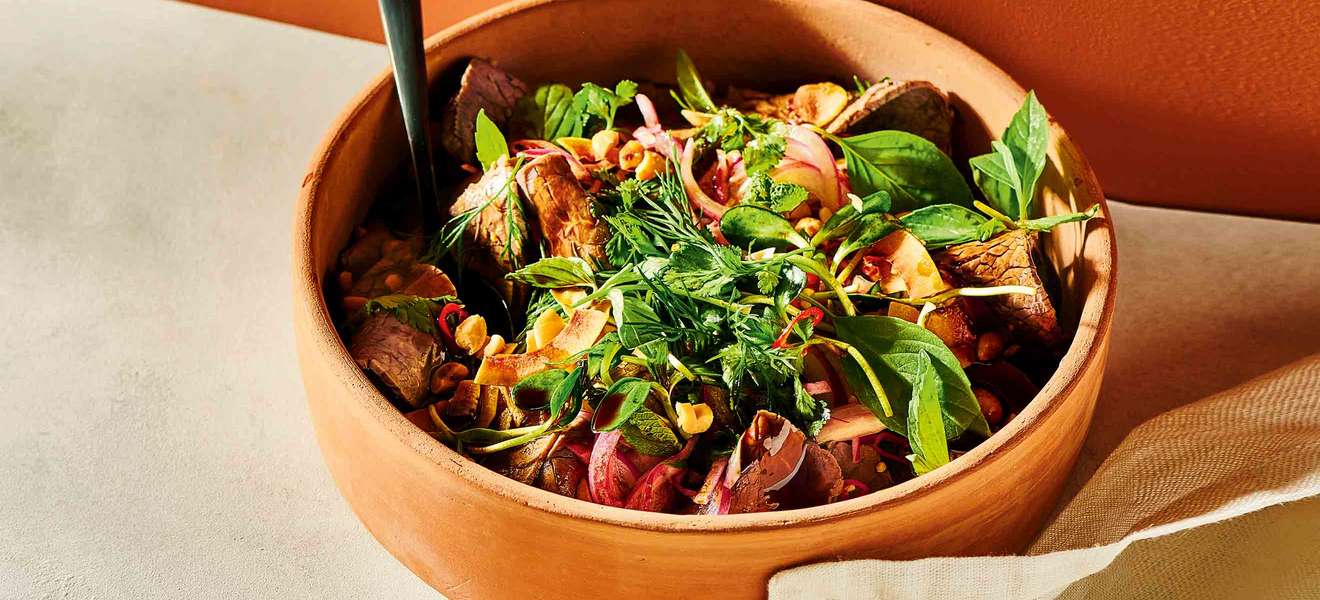 Saures Rindfleisch mit vietnamesischen Kräutern und Sprossen