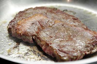 Ribeye-Steak mit Fisolen und Speck