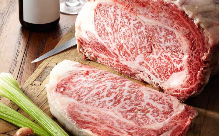 Fleisch von Wagyu-Rindern ist extrem marmoriert. Und genau das ergibt den nussigen Geschmack.