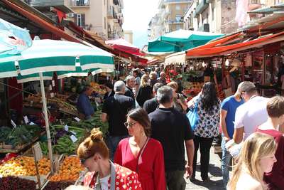 Die Märkte in Palermo sind voller Leben.