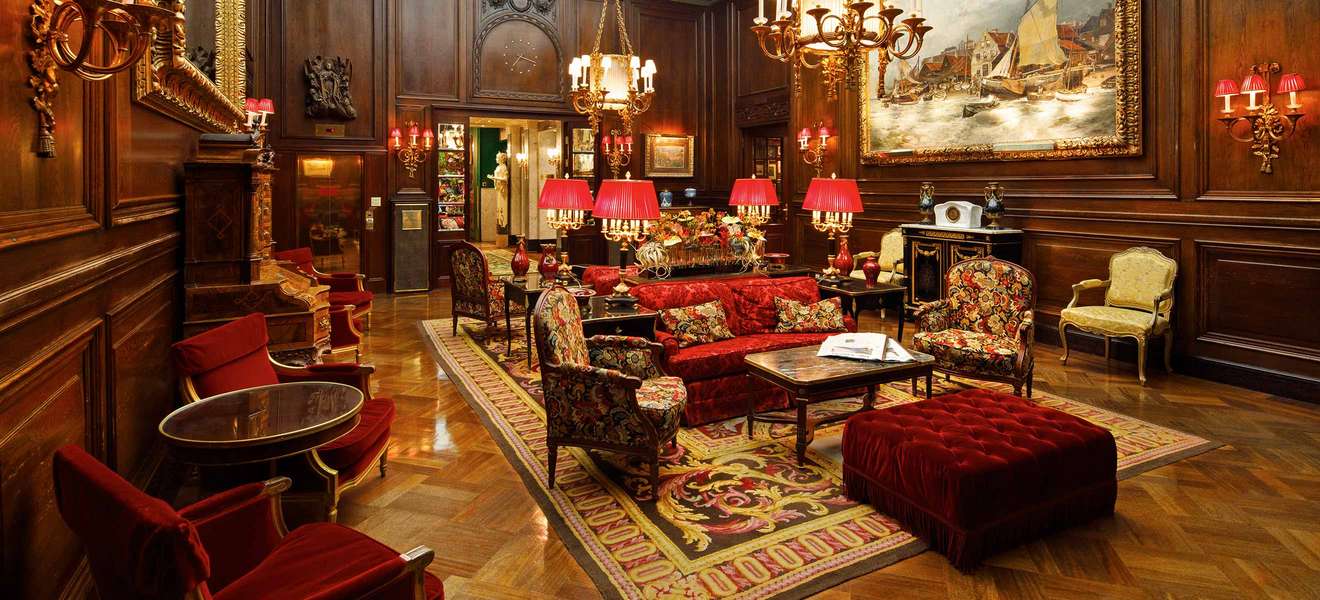 Jahrhundertelange Geschichte, zeitlose Eleganz und moderne Technik im Hintergrund machen das »Hotel Sacher« zu einer der spektakulärsten Herbergen Österreichs. 