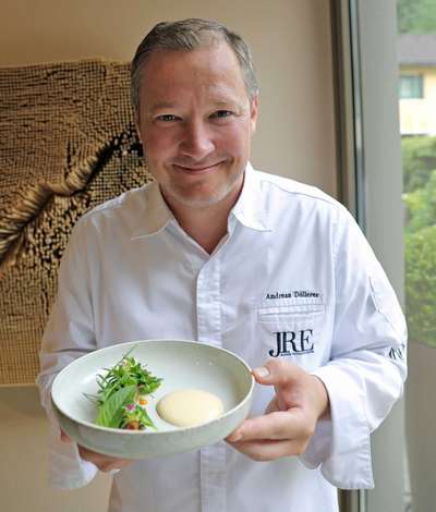 Als kulinarische Interpretation des Maserati präsentiert Döllerer ein Tauernlammbauch-BBQ mit den selbst gepflückten Almkräutern und Fürstenhof- Joghurt.