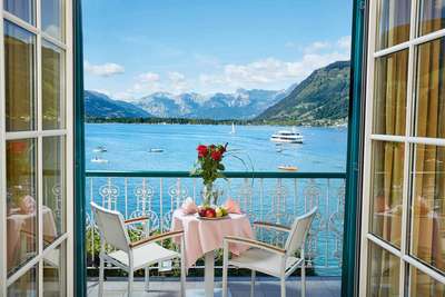 Das »Grand Hotel Zell am See«: ein Hotel mit Geschichte. Hier der Ausblick auf den See und die imposante Bergwelt.