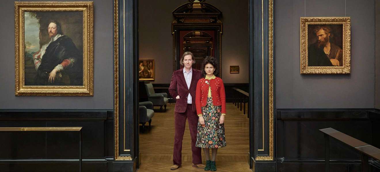 Wes Anderson und seine Frau Juman Malouf posieren im Kunsthistorischem Museum in Wien.