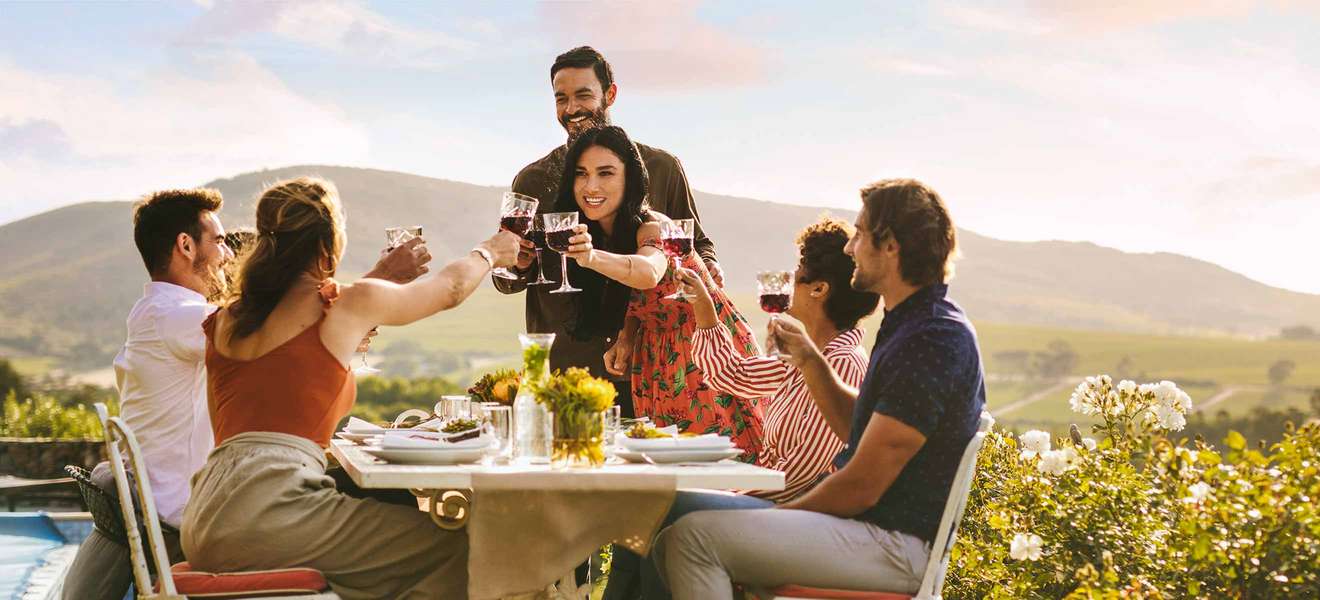 Sehnsuchtsbild: mit Freunden im Freien zusammensitzen, gut essen und trinken und dabei die Sonne genießen – wie sehr haben wir das vermisst!