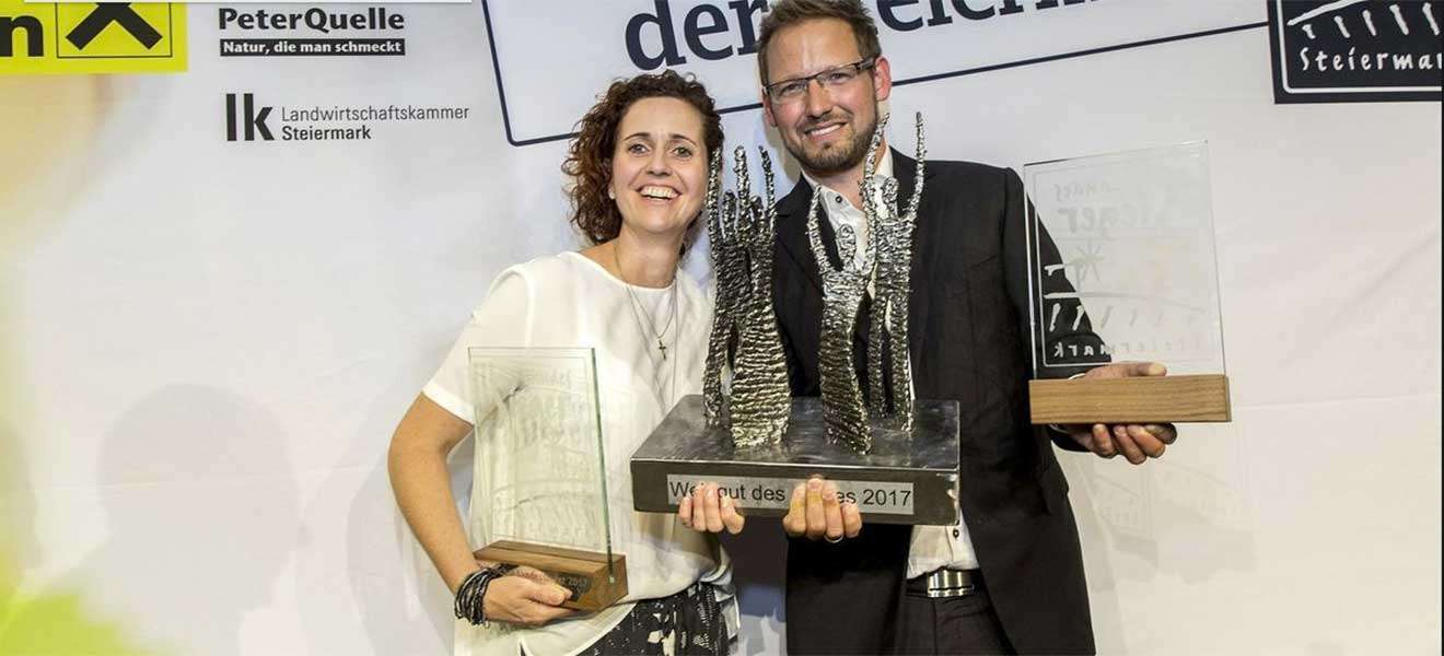 Petra und Walter Frauwallner freuen sich über den Titel »Weingut des Jahres 2017«.