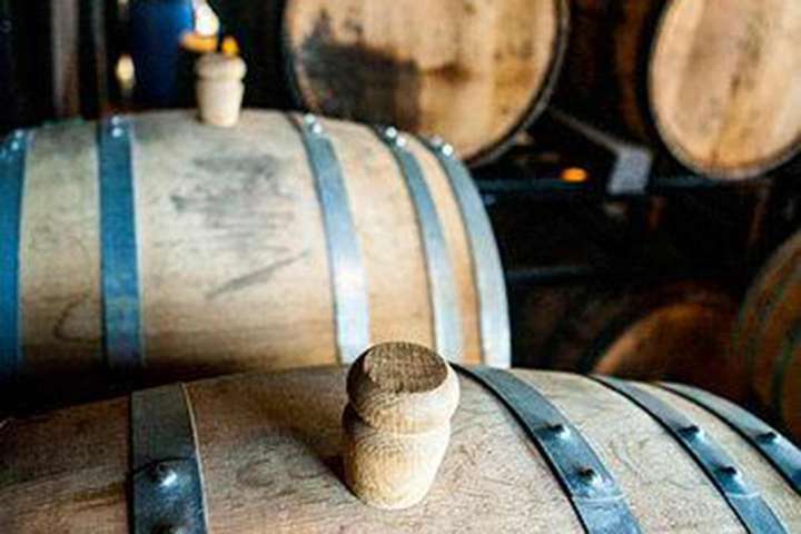 Ursprünglich wurden klassische englische Ales in Holzfässern, sogenannten casks, von der Brauerei ins Pub transportiert. Heute bestehen sie meist aus Edelstahl.