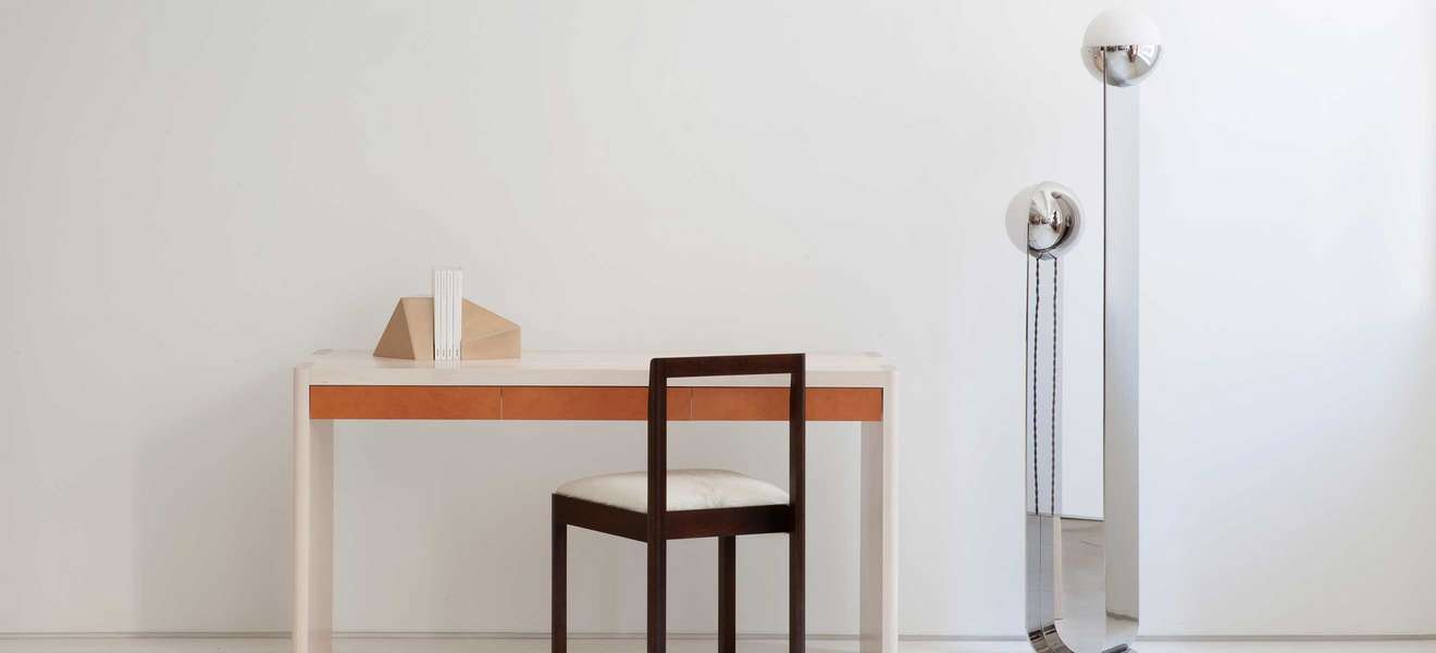 In puncto Sessel-Design nennen die kreativen Köpfe Hans Wegner als Vorbild und Quelle der Inspiration. Seine Vorliebe für Funktionalität und reduzierte Raffinesse kommt auch beim Stuhl »Densen« zum Einsatz.