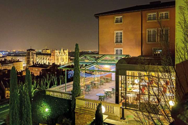 Im Hotel »Villa Florentine« thront man über Lyon wie Gott in Frankreich.